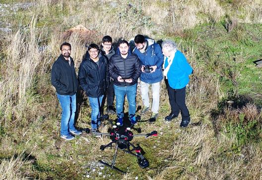 Die Erasmus-Lerngruppe mit einem UAS aus der Vogelperspektive, aufgenommen mit einem zweiten Foto-UAS.